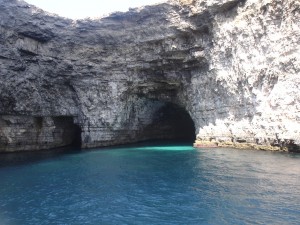 Impresionantes cuevas y acantilados en la isla de Comino.