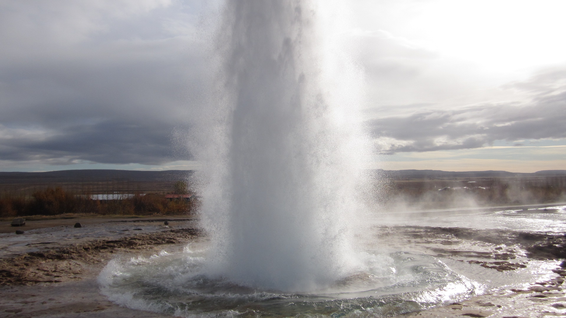 Cautivadores lugares como el geyser_Strokkur Iceland