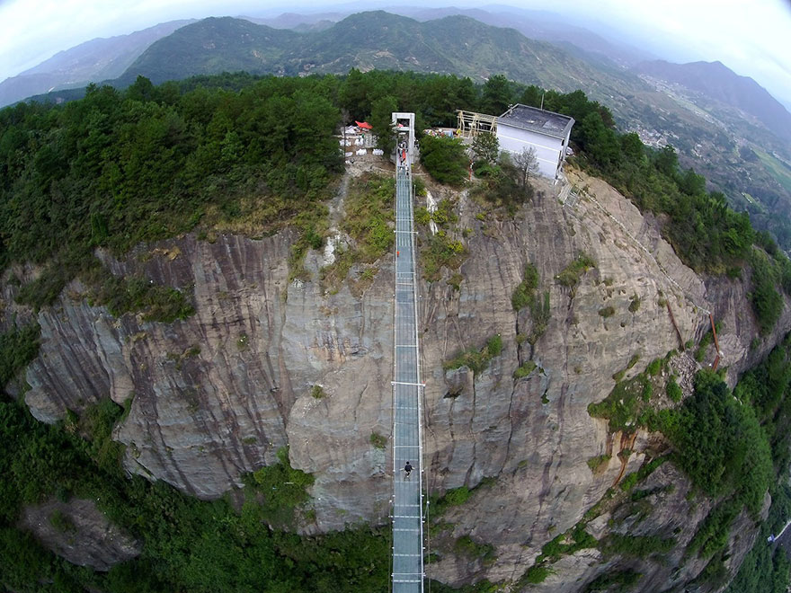 El puente de cristal másl alto del mundo en China.
